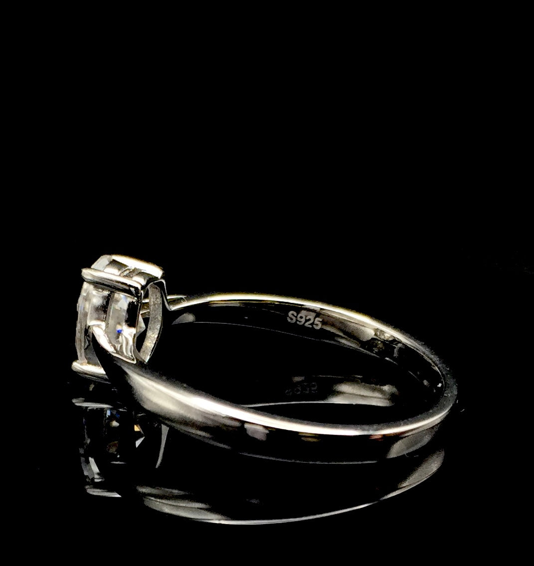 Oval Cut Solitaire 1ct Moissanite Ring