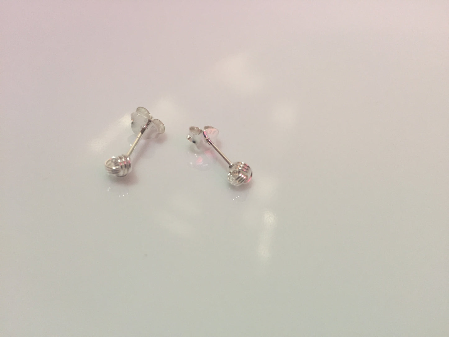 Love knot studs - 4mm