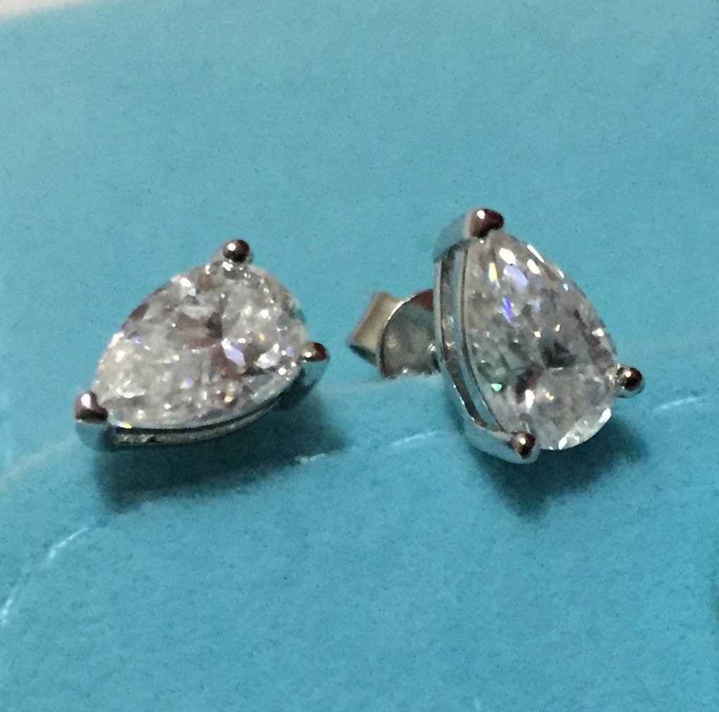 Pear Cut Moissanite Stud Earrings (1 Carat)